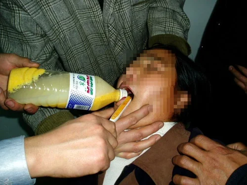 被警察和犯人浓盐水灌食,牙刷撬嘴