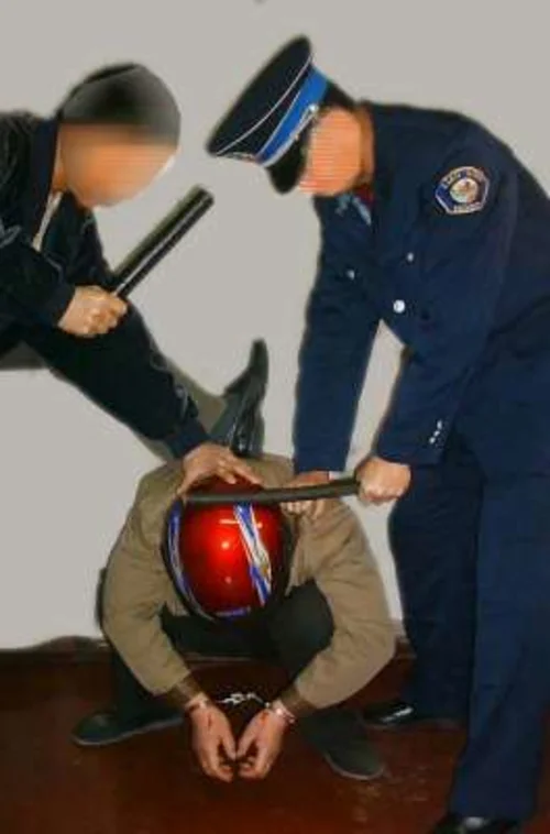 戴摩托帽殴打