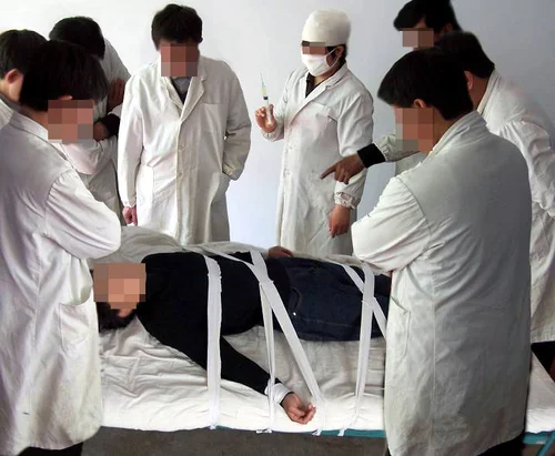 看守所 强行绑在床上注射毒针,大板条抽打