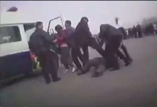 天安门遭拳打脚踢暴打