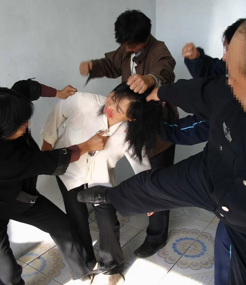 大打出手,揪头发,头发拽掉三分之一、打耳光、拳打脚踢、电棍电击
