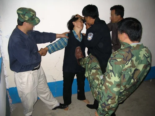 在家被警察抄家毒打