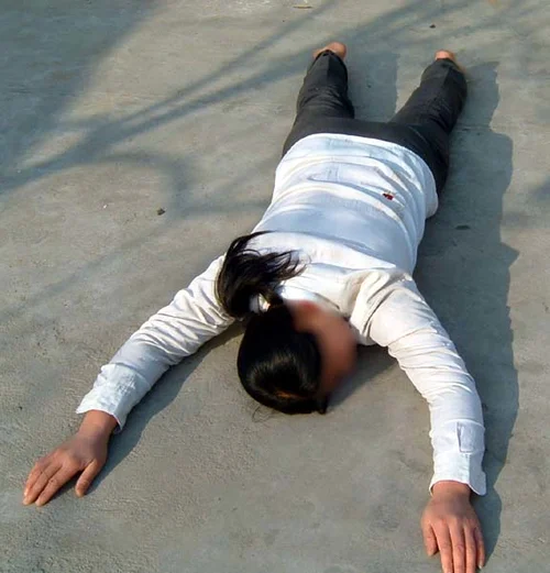 在水泥地